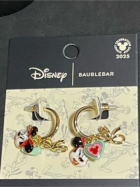 NWT Disney Minnie Mouse “ Hugging Heart” Gold Plated Brass & Enamel 1” Open Post